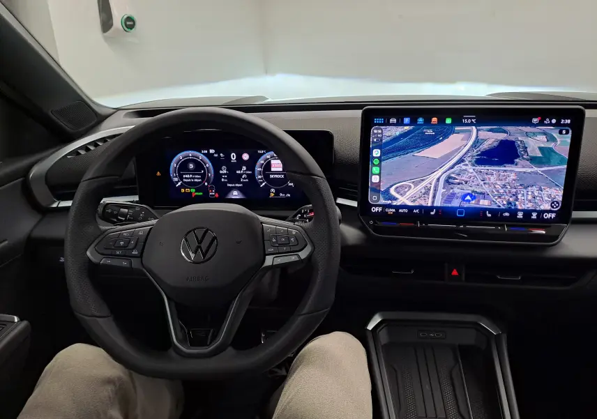 Vue intérieure centrée sur le volant et le tableau de bord numérique du Volkswagen T-Roc 2026, finition R-Line.