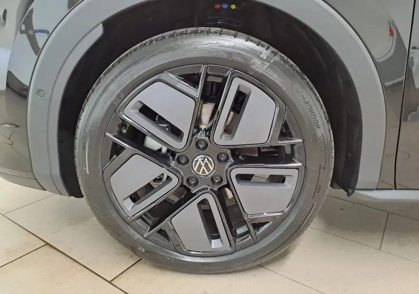 Gros plan sur la jante noire 19 pouces York du Volkswagen T-Roc Noir Ébène, version R-Line 2026.