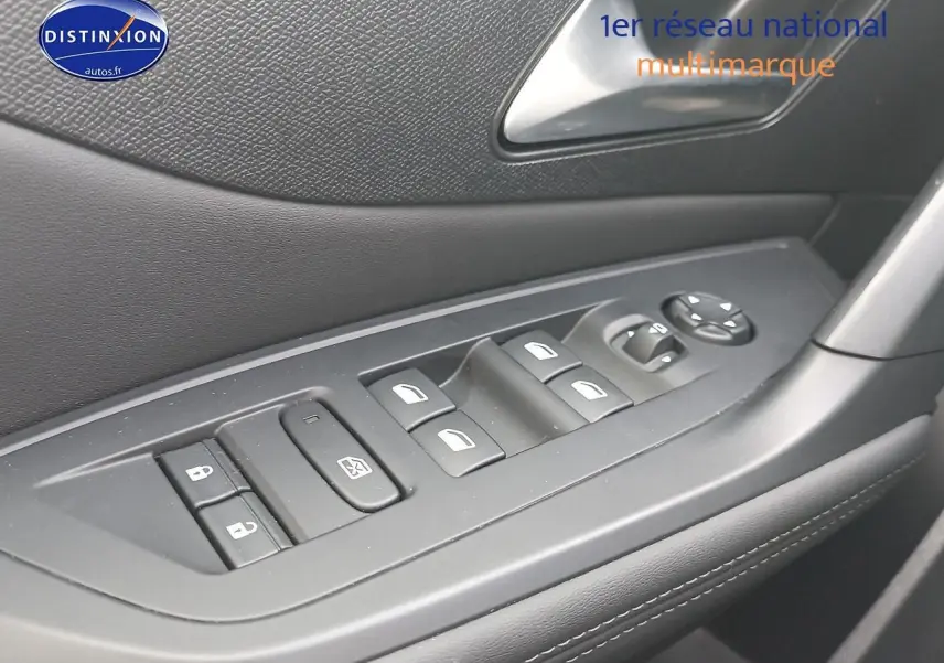 Gros plan sur les commandes des vitres et rétroviseurs côté conducteur d'une Peugeot 308 SW gris sélénite.
