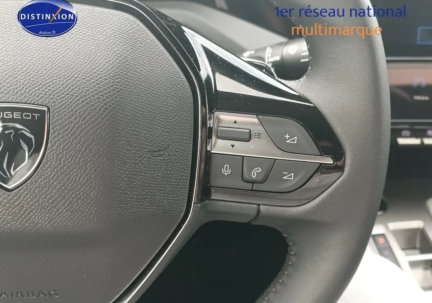 Gros plan sur le volant multifonction noir de la Peugeot 308 SW 1.2 hybrid 145 allure e-dcs6, intérieur moderne.