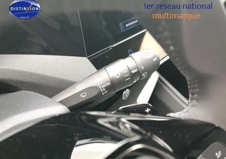 Gros plan sur la commande d’essuie-glace côté gauche du tableau de bord de la Peugeot 308 SW gris sélénite.