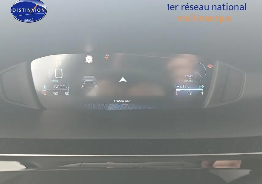 Tableau de bord numérique allumé de Peugeot 308 SW 1.2 hybrid gris sellenium, affichage des informations de conduite.