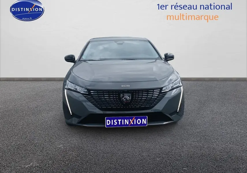 Vue avant frontale d'une Peugeot 308 SW gris sélénite avec feux LED verticaux allumés sur fond neutre.
