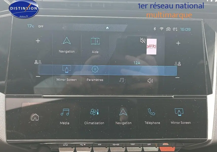 Vue de face de la Peugeot 308 SW 1.2 hybrid 145 allure e-dcs6 gris sélénite avec calandre et phares LED distinctifs.