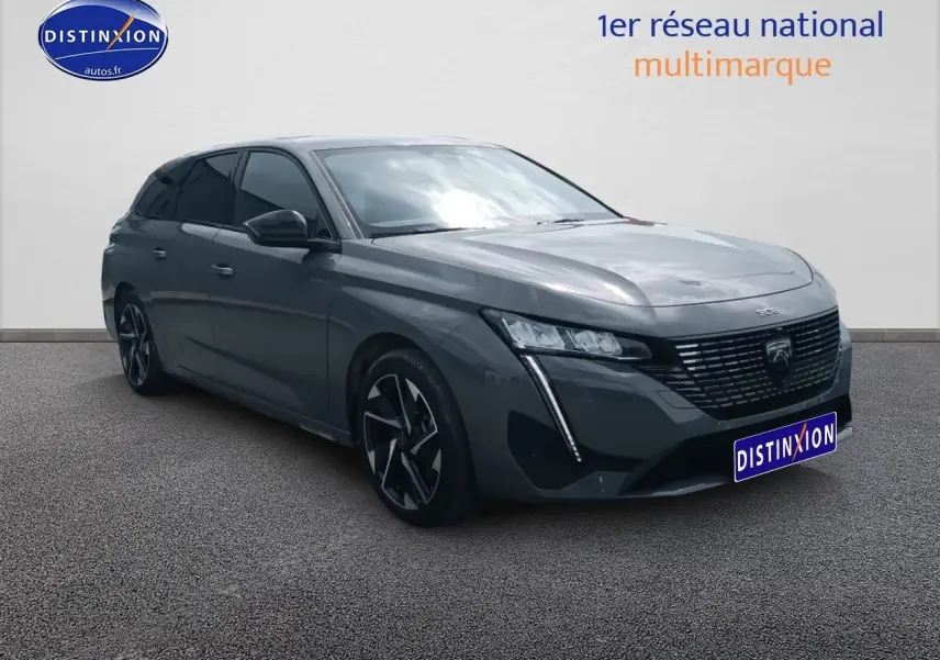 Peugeot 308 SW gris sélénite vue 3/4 avant droit, avec calandre noire et jantes alliage distinctives.