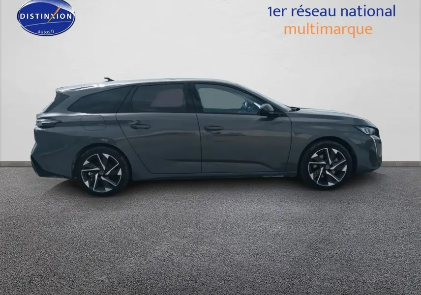 Peugeot 308 SW gris sellenium vue de profil côté gauche sur fond neutre, jantes alliage visibles.