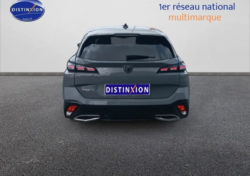Vue arrière d'une Peugeot 308 SW gris sélénite avec feux arrière LED et vitres arrière surteintées.