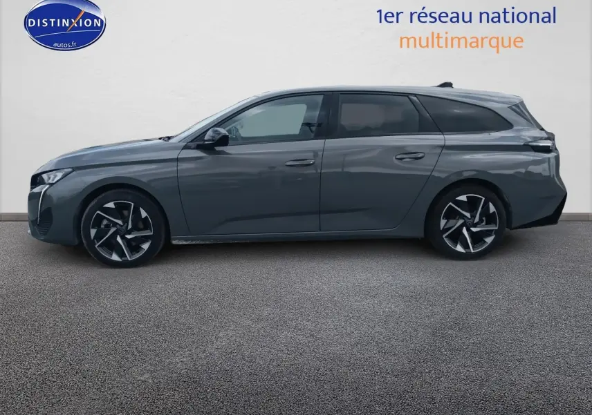 Vue de profil côté gauche d'une Peugeot 308 SW gris sélénite avec jantes alliage modernes sur fond neutre.