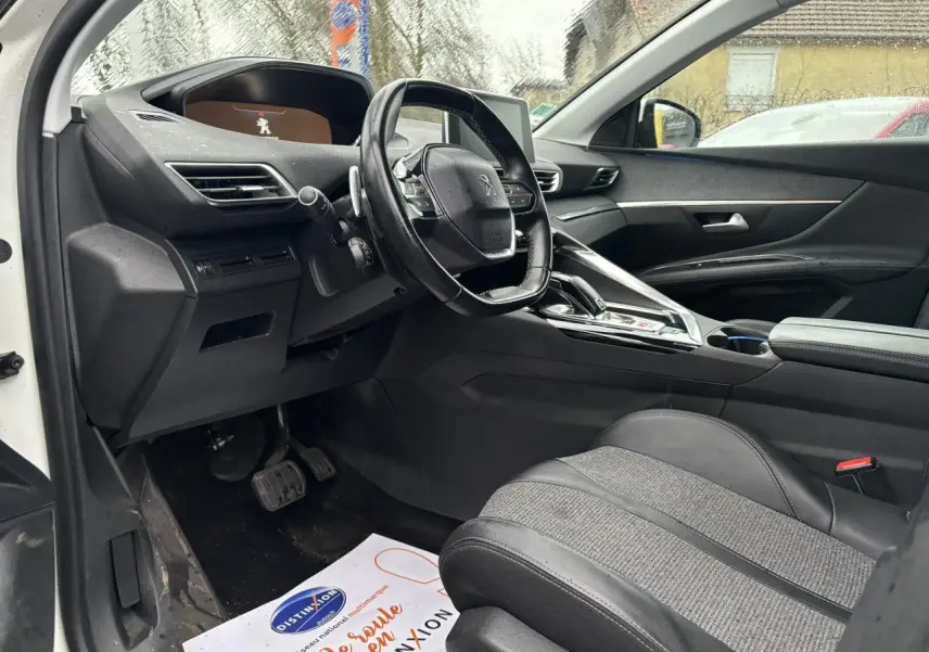 Intérieur avant droit du Peugeot 3008 blanc, volant compact, tableau de bord numérique et console centrale moderne.