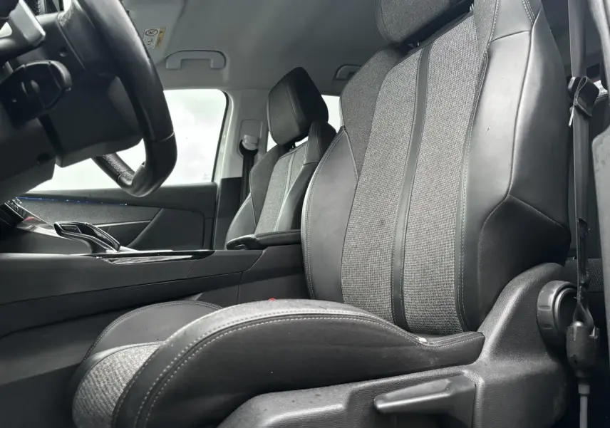 Vue intérieure côté conducteur du Peugeot 3008 2018 montrant les sièges en tissu et cuir noir avec détails gris.