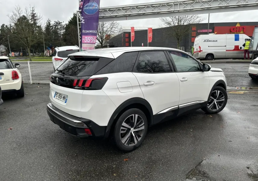 Peugeot 3008 blanc nacré vue 3/4 arrière droit, avec vitres surteintées et jantes alliage noires et argentées.