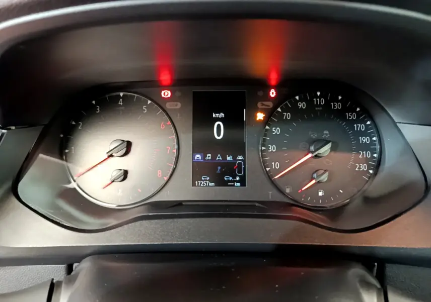 Vue rapprochée du combiné d'instruments du Renault Kangoo 2023, affichage digital et compte-tours analogiques.