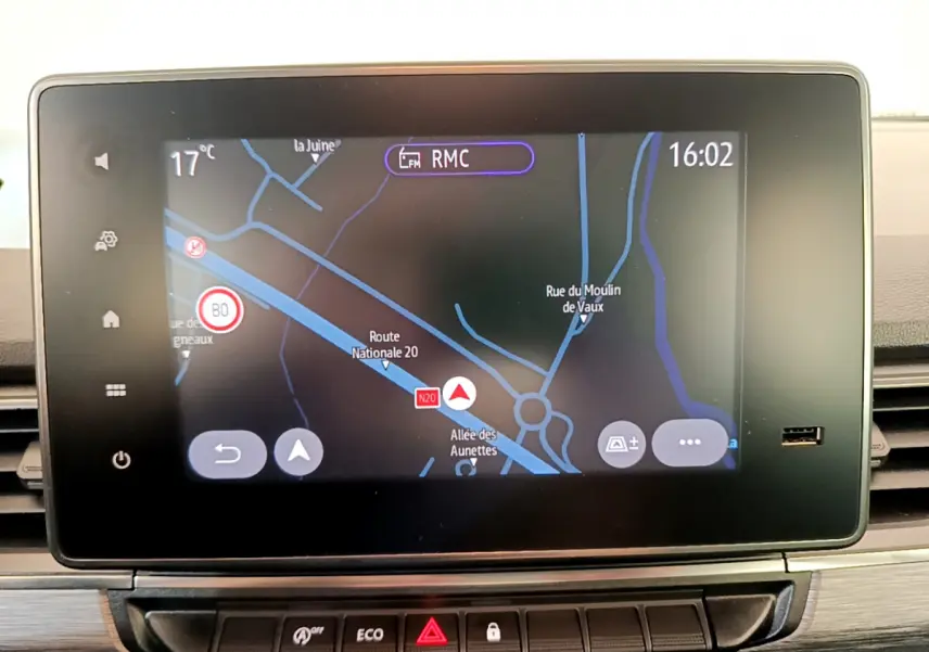 Écran tactile central affichant la navigation GPS du Renault Kangoo Equilibre TCe 100 bleu, vue intérieure du tableau de bord.