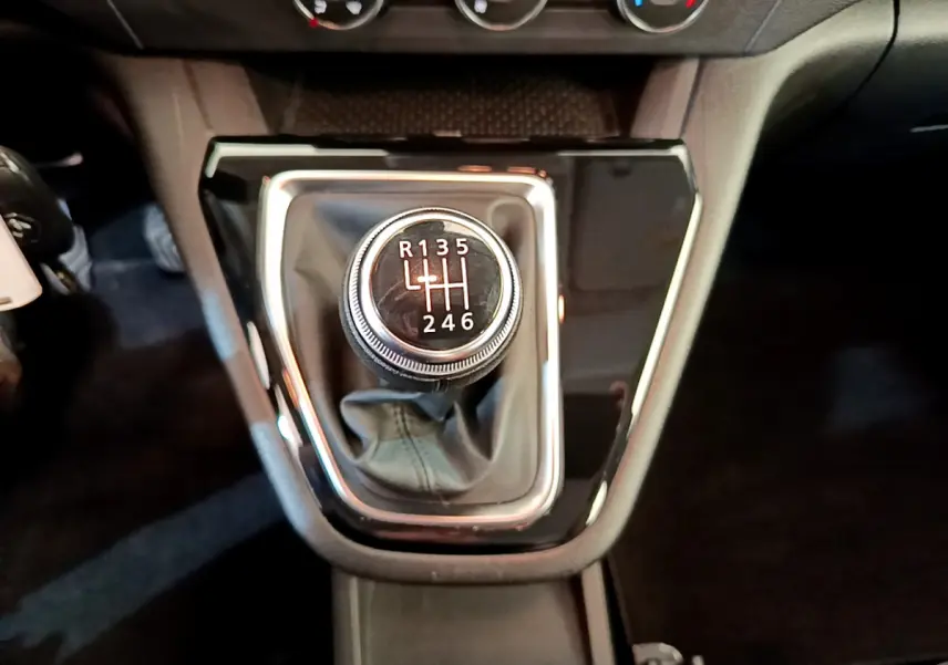 Gros plan sur le levier de vitesses manuel noir et chrome du Renault Kangoo Equilibre TCe 100 2023.