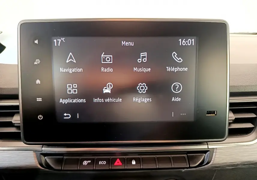 Écran tactile central du tableau de bord du Renault Kangoo 2023 affichant le menu principal avec options multimédia et navigation.