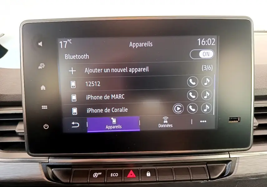 Écran tactile central du Renault Kangoo 2023 bleu, affichant le menu Bluetooth avec plusieurs appareils connectés.