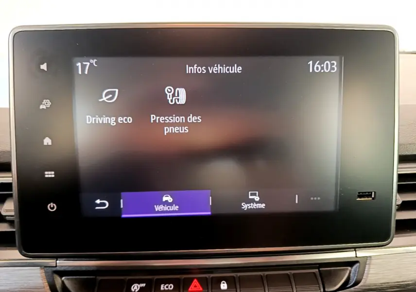 Écran tactile central du tableau de bord du Renault Kangoo bleu 2023 affichant les infos véhicule et pression des pneus.