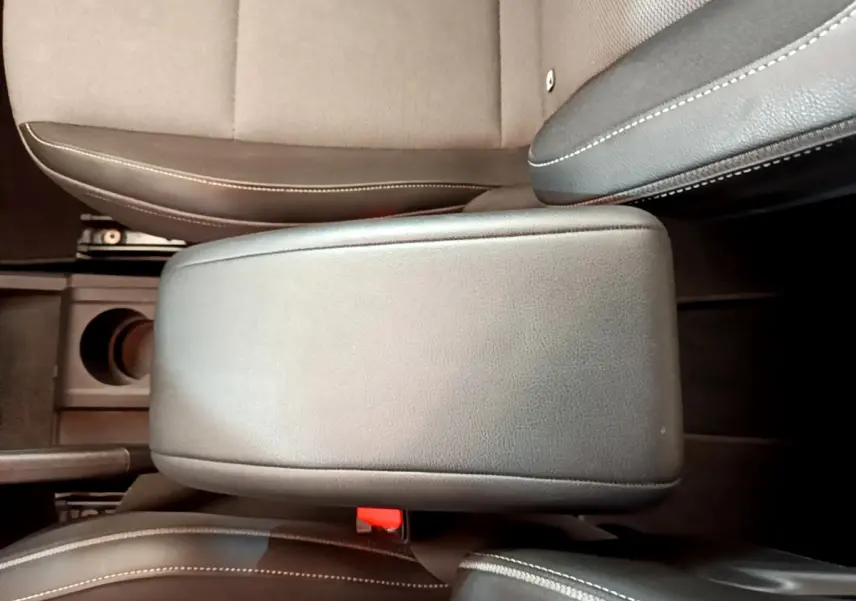 Accoudoir central en cuir noir avec surpiqûres blanches entre les sièges avant du Renault Kangoo Equilibre 2023