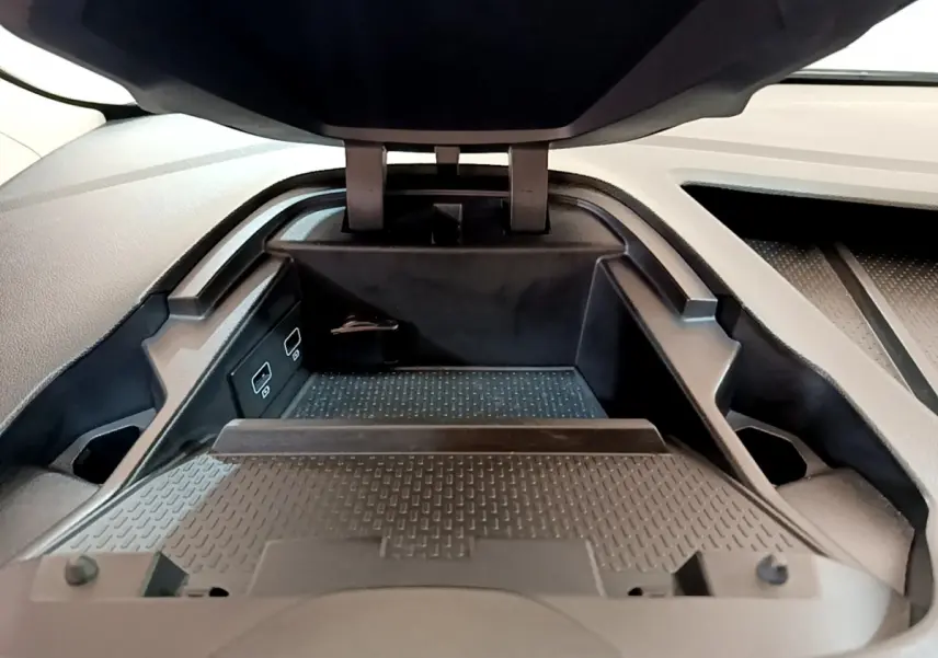 Rangement central ouvert avec double port USB visible, intérieur noir du Renault Kangoo Equilibre TCe 100 2023.