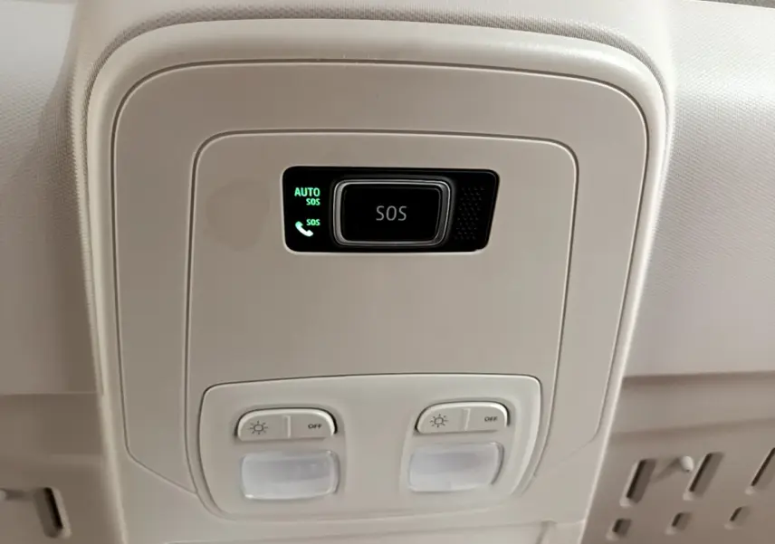 Plafonnier beige avec bouton SOS et commandes d'éclairage intérieur du Renault Kangoo Equilibre 2023 bleu.