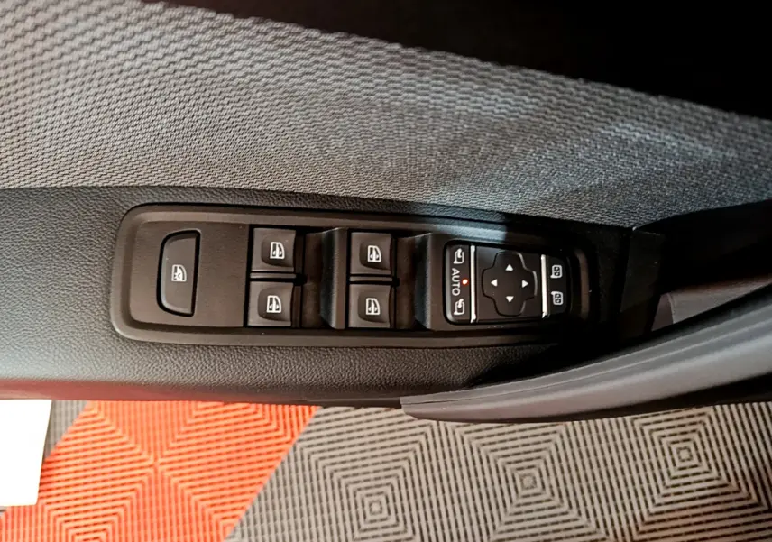 Panneau de commandes des vitres et rétroviseurs sur la portière côté conducteur du Renault Kangoo bleu 2023.