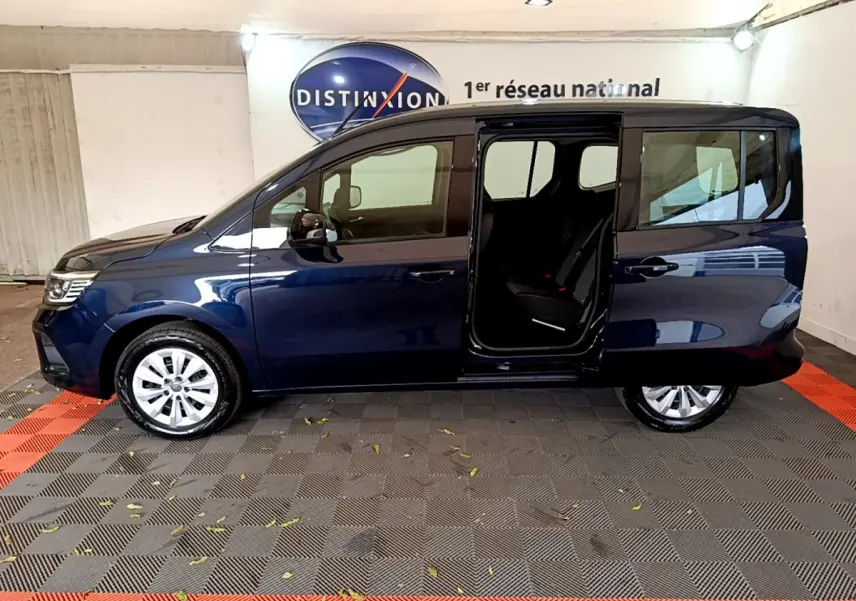Profil gauche d'un Renault Kangoo bleu 2023 avec porte coulissante ouverte dévoilant l'intérieur noir.