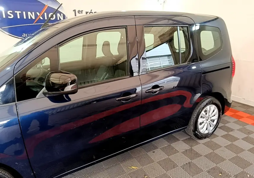 Profil côté droit du Renault Kangoo bleu 2023, mettant en valeur ses portes coulissantes et ses jantes alliage.