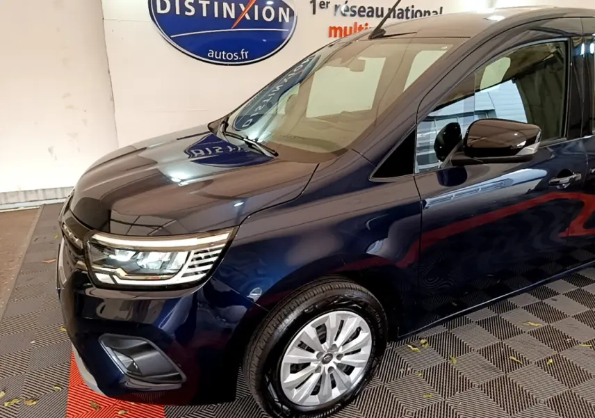 Vue 3/4 avant droit d'un Renault Kangoo Equilibre bleu 2023 avec phares LED et jantes alliage visibles.