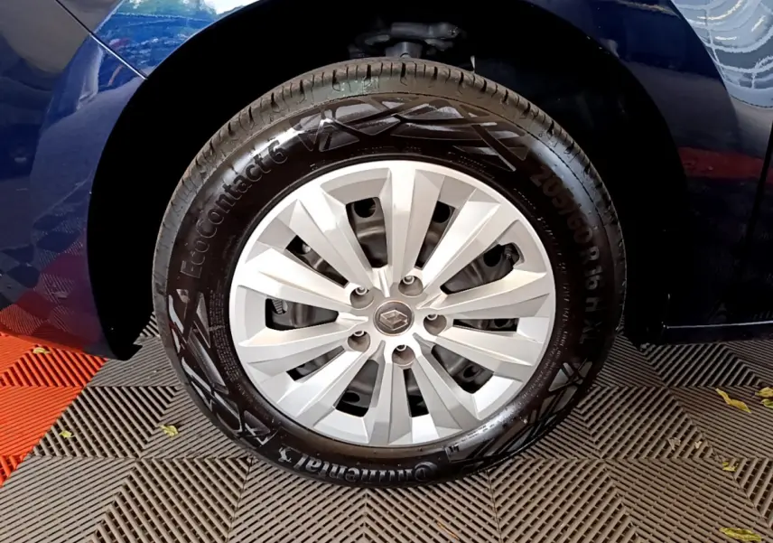 Gros plan sur la roue avant gauche bleu Renault Kangoo Equilibre TCe 100 avec jante argentée et pneu Continental.