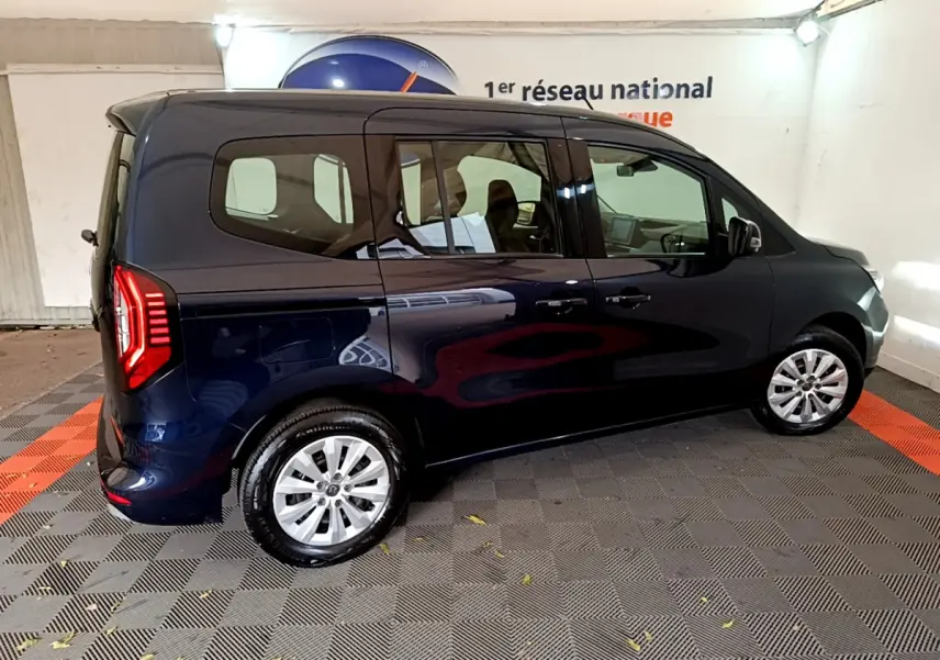 Profil droit du Renault Kangoo bleu 2023 avec portes coulissantes et feux arrière LED distinctifs.