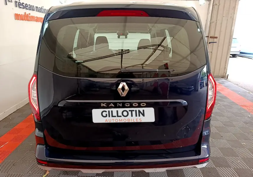 Vue arrière du Renault Kangoo bleu 2023 avec logo centré et feux arrière LED distinctifs visibles.