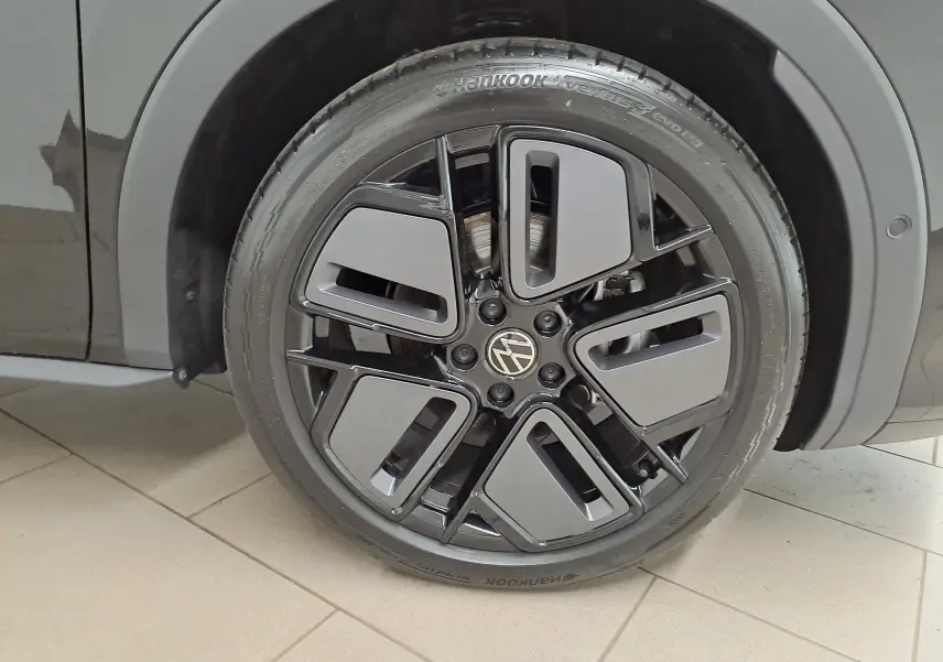 Gros plan sur la jante noire 19 pouces York du Volkswagen T-Roc Noir Ébène, version R-Line 2026.