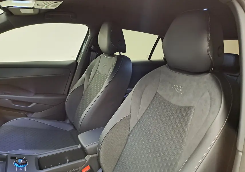 Vue intérieure côté droit des sièges avant en cuir et alcantara gris foncé du Volkswagen T-Roc 2026 R-Line.