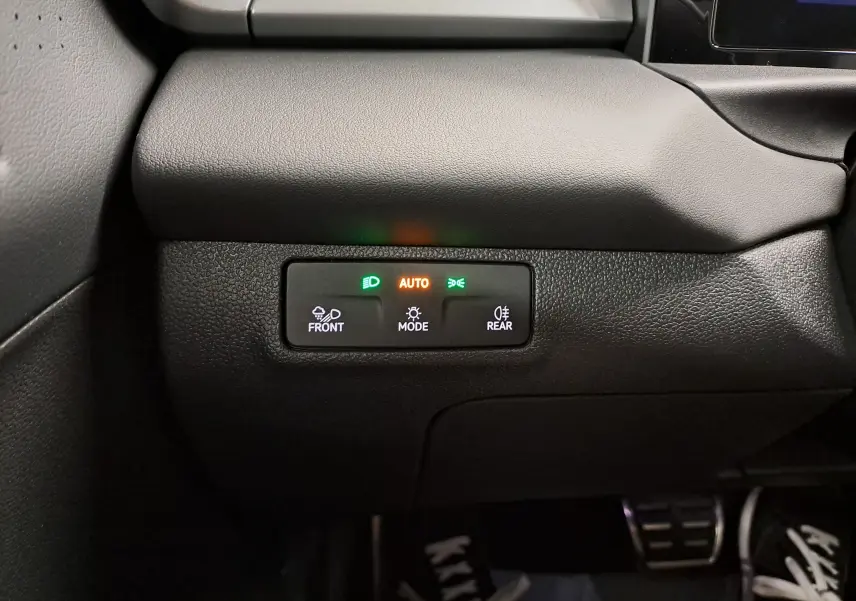 Gros plan sur le panneau de commande d’éclairage intérieur noir du Volkswagen T-Roc 2026, avec voyants verts et orange allumés.