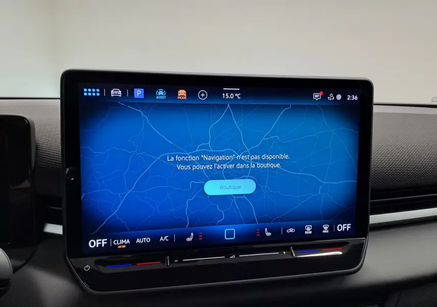 Écran tactile central du Volkswagen T-Roc 2026 affichant un message d'activation de la navigation, avec commandes climatisation en dessous.