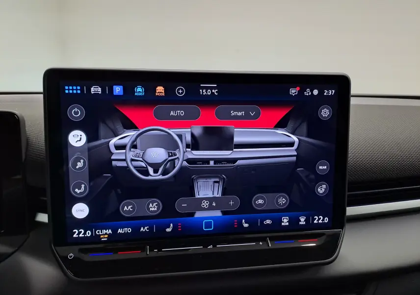 Vue frontale du tableau de bord numérique du Volkswagen T-Roc 2026 avec écran tactile et interface moderne.
