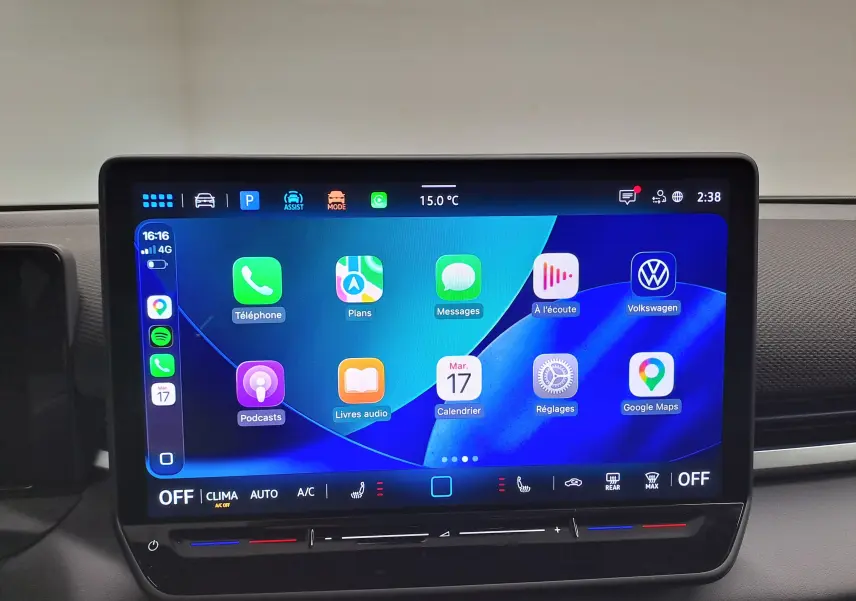 Écran tactile central du Volkswagen T-Roc 2026 affichant Apple CarPlay avec interface colorée et commandes climatisation intégrées.