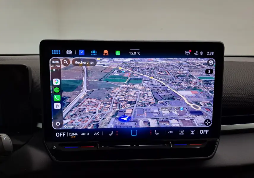 Écran tactile central du Volkswagen T-Roc 2026 affichant la navigation GPS avec interface moderne et commandes climatisation intégrées.