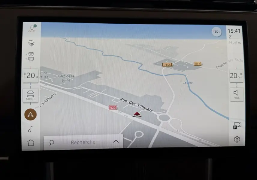 Écran tactile central du Range Rover PHEV 2024 affichant la navigation avec carte et options climatisation visibles.