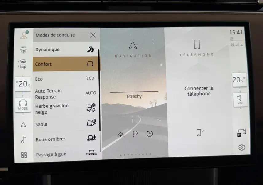 Écran tactile central du Range Rover PHEV 2024 affichant les modes de conduite et la navigation.