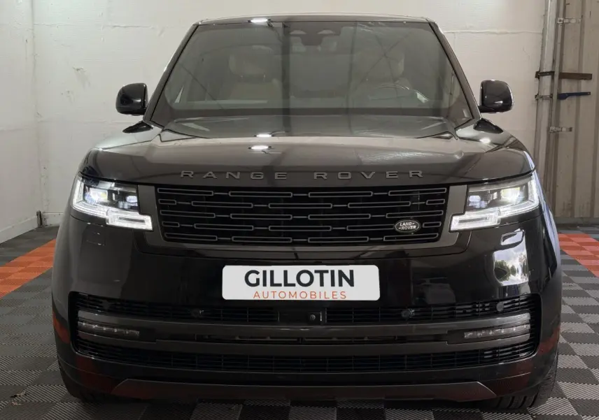 Vue frontale d'un Range Rover PHEV P550e Autobiography noir avec calandre noire et phares LED allumés.