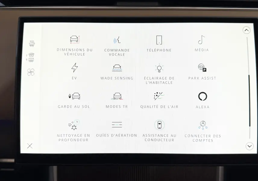 Écran tactile central affichant les options de commande du Range Rover PHEV P550e noir, vue de face rapprochée.