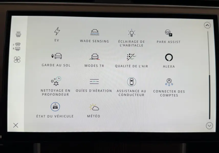 Écran tactile central du Range Rover PHEV 2024 affichant les options d’aide à la conduite et confort.
