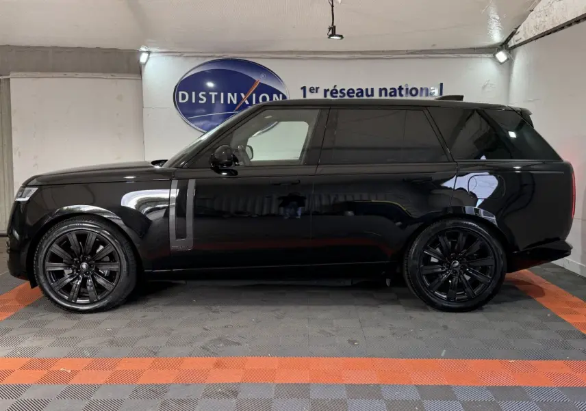Vue de profil côté gauche d'un Range Rover PHEV P550e Autobiography noir avec jantes noires et vitres teintées.