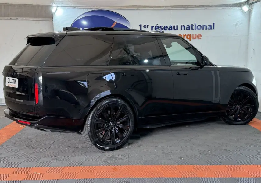 Vue 3/4 arrière côté droit d'un Range Rover PHEV P550e Autobiography noir brillant avec jantes noires et vitres teintées.