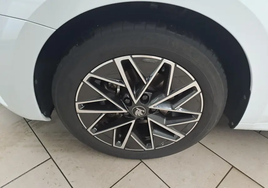 Gros plan sur la jante alliage 17'' Slagard Aero noir polie du côté avant droit d'une Skoda Octavia Combi blanc Moon.
