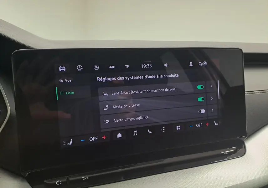 Écran tactile central du Skoda Octavia Combi 2025 affichant les réglages d’aide à la conduite, intérieur clair.