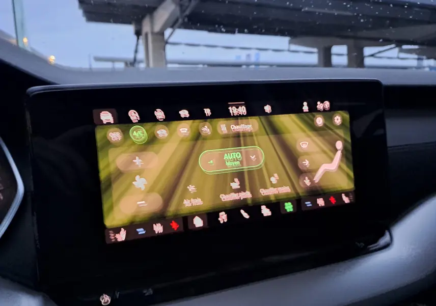 Écran tactile central du Skoda Octavia Combi blanc Moon 2025, affichant les réglages de climatisation et chauffage.