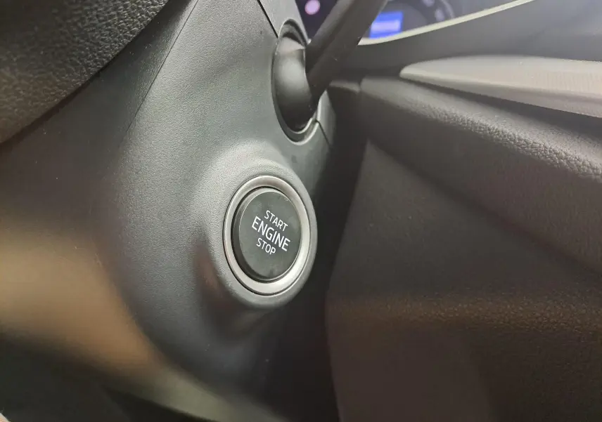 Gros plan sur le bouton Start Engine Stop du tableau de bord intérieur de la Skoda Octavia Combi 2025.