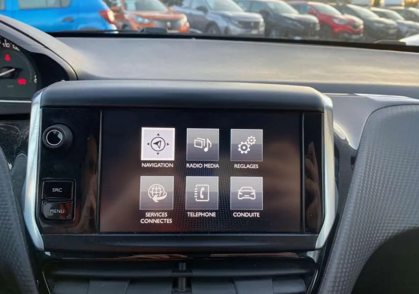 Vue intérieure centrée sur l'écran tactile du tableau de bord du Peugeot 2008 noir Perla Nera de 2017.